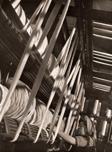 毛糸工場の糸巻機 [ピエール・ベルゾー, アサヒカメラ 1953年9月号より] パブリックドメイン画像 