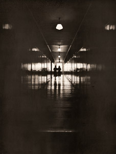 フォッシュ・シュネレ病院の廊下 [ピエール・ベルゾー, アサヒカメラ 1953年9月号より]のサムネイル画像