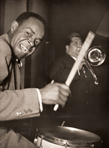 ドラムのカンサス・フィールドとトロンボーンのラッセル・ムーア [ピエール・ベルゾー, アサヒカメラ 1953年9月号より]のサムネイル画像