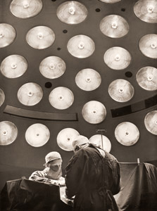 パリのプシコー病院の新しい手術室 [ピエール・ベルゾー, アサヒカメラ 1953年9月号より]のサムネイル画像