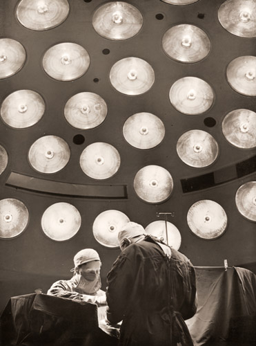 パリのプシコー病院の新しい手術室 [ピエール・ベルゾー, アサヒカメラ 1953年9月号より] パブリックドメイン画像 