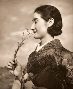 野菊持ちて [長濱慶三, アサヒカメラ 1939年11月号より]のサムネイル画像