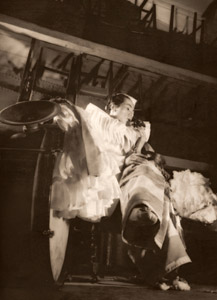 道化役者 [浜谷浩, アサヒカメラ 1939年11月号より]のサムネイル画像