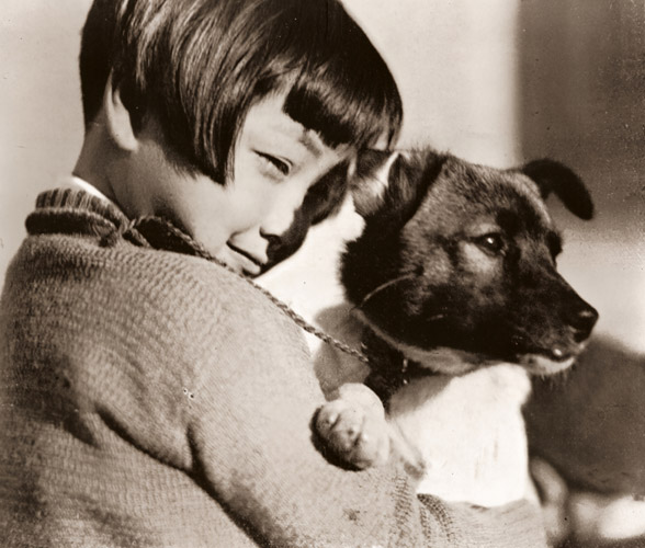 少女とポチ [アサヒカメラ 1939年11月号より] パブリックドメイン画像 