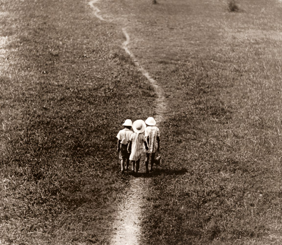 夏の草原を行く [アサヒカメラ 1939年11月号より] パブリックドメイン画像 