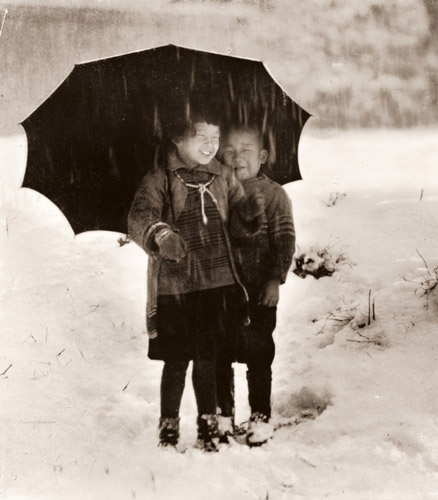 雪を喜ぶ [アサヒカメラ 1939年11月号より] パブリックドメイン画像 