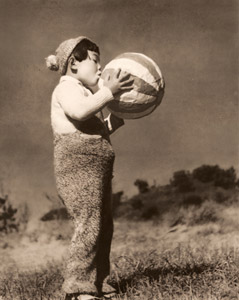 恵子の風船 [脇恵一郞, アサヒカメラ 1939年11月号より]のサムネイル画像