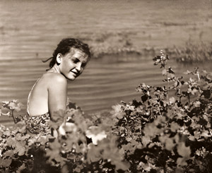 水邊の乙女 [富田勧, アサヒカメラ 1939年11月号より]のサムネイル画像