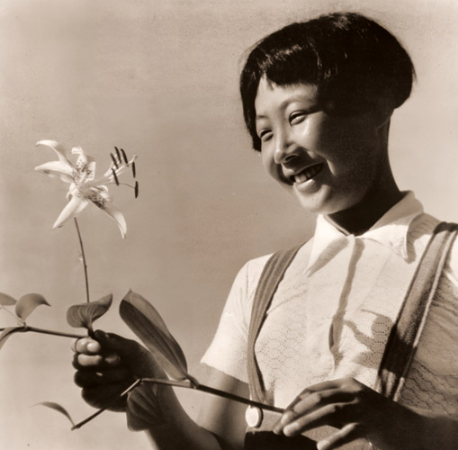 少女と花 [古川三郞, アサヒカメラ 1939年11月号より] パブリックドメイン画像 