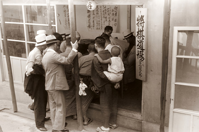 Kaminarimon 1-chome, Asakusa Ward (Kaminarimon 2-chome, Taito Ward) [Kineo Kuwabara, 1939, from JCII Photo Salon Library 76]