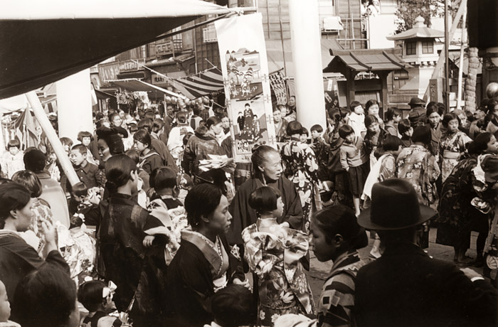Shitaya Shrine, Minami-inaricho, Shitaya Ward (Higashi Ueno 3-chome, Taito Ward)  1 [Kineo Kuwabara, 1936, from JCII Photo Salon Library 76]