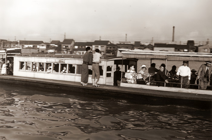 One Cent Steamship, Sumida River [Kineo Kuwabara, 1938, from JCII Photo Salon Library 76]
