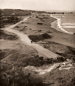 無題 （海岸沿いの道を歩く親子） [アサヒカメラ 1939年5月号より]のサムネイル画像