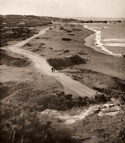 無題 （海岸沿いの道を歩く親子） [アサヒカメラ 1939年5月号より] パブリックドメイン画像 