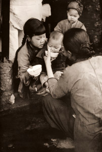 母と子 [小石清, アサヒカメラ 1939年5月号より]のサムネイル画像