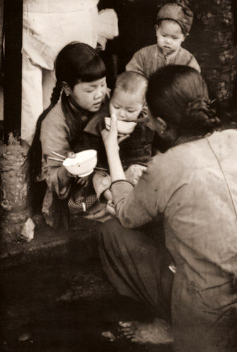 母と子 [小石清, アサヒカメラ 1939年5月号より] パブリックドメイン画像 