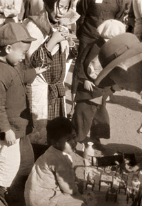 玩具店 [小石清, アサヒカメラ 1939年5月号より]のサムネイル画像