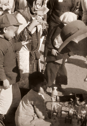 玩具店 [小石清, アサヒカメラ 1939年5月号より] パブリックドメイン画像 