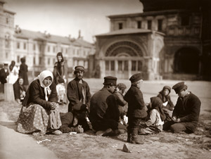 ある家族たち（モスクワ、赤の広場） [アルフォンス・ミュシャ, 1913年, 「ミュシャが愛した光と時代」展より]のサムネイル画像