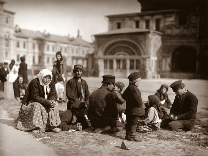 ある家族たち（モスクワ、赤の広場） [アルフォンス・ミュシャ, 1913年, 「ミュシャが愛した光と時代」展より] パブリックドメイン画像 