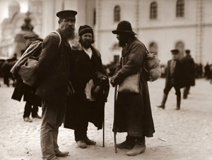 三人の男たち（モスクワ、赤の広場） [アルフォンス・ミュシャ, 1913年, 「ミュシャが愛した光と時代」展より]のサムネイル画像