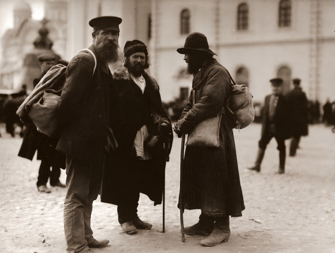三人の男たち（モスクワ、赤の広場） [アルフォンス・ミュシャ, 1913年, 「ミュシャが愛した光と時代」展より] パブリックドメイン画像 
