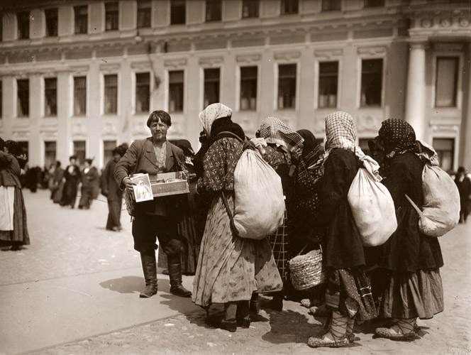 行商人と女たち（モスクワ、赤の広場） [アルフォンス・ミュシャ, 1913年, 「ミュシャが愛した光と時代」展より] パブリックドメイン画像 
