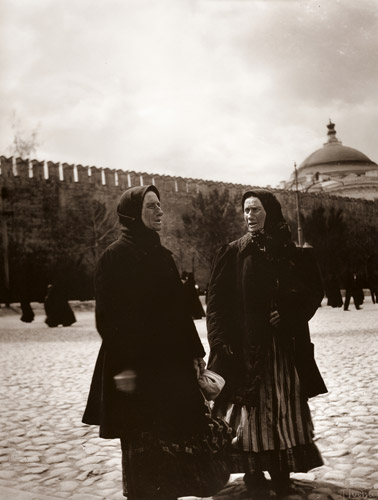 二人の女たち（モスクワ、赤の広場） [アルフォンス・ミュシャ, 1913年, 「ミュシャが愛した光と時代」展より] パブリックドメイン画像 