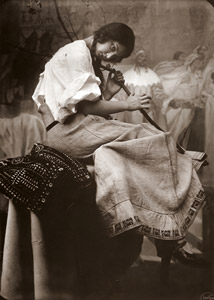 スラヴ叙事詩・第19作「スラヴ菩提樹のもとでスラヴの若者たちの誓い」（1926年）のためにポーズをとるヤロスラーヴァ [アルフォンス・ミュシャ, 1924年, 「ミュシャが愛した光と時代」展より]のサムネイル画像