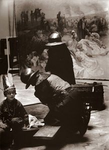 スラヴ叙事詩・第13作「グリュンヴァルトの戦いが終わって」（1924年）のモデルたちと、インディアンの格好をして遊ぶジリ [アルフォンス・ミュシャ, 1924年, 「ミュシャが愛した光と時代」展より]のサムネイル画像