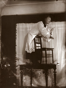 スラヴ叙事詩・第8作「ベツレヘム礼拝堂で説教するヤン・フス」（1916年）に登場するヤン・フスのボースをとるミュシャ [アルフォンス・ミュシャ, 1915年頃, 「ミュシャが愛した光と時代」展より]のサムネイル画像