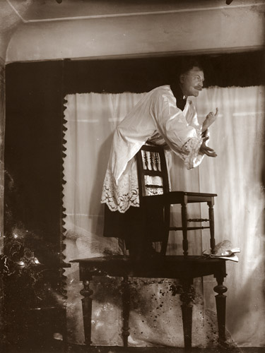 スラヴ叙事詩・第8作「ベツレヘム礼拝堂で説教するヤン・フス」（1916年）に登場するヤン・フスのボースをとるミュシャ [アルフォンス・ミュシャ, 1915年頃, 「ミュシャが愛した光と時代」展より] パブリックドメイン画像 