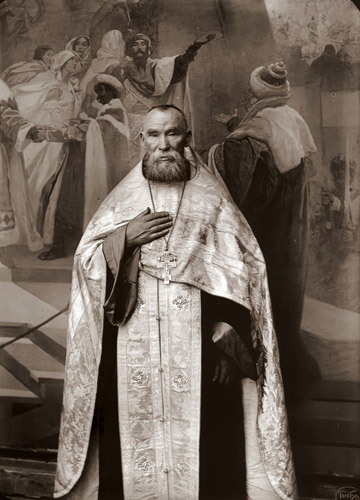 ギリシャ正教の高僧の衣装をまとったモデル [アルフォンス・ミュシャ, 1924年頃, 「ミュシャが愛した光と時代」展より] パブリックドメイン画像 