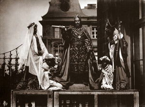 「カレル大学を創設するカレル4世」（1928年頃）制作のためのポーズ [アルフォンス・ミュシャ, 1922年頃, 「ミュシャが愛した光と時代」展より]のサムネイル画像