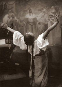 スラヴ叙事詩・第20作「スラヴ讃歌」（1926年）のためのポーズするモテル [アルフォンス・ミュシャ, 1924年頃, 「ミュシャが愛した光と時代」展より]のサムネイル画像