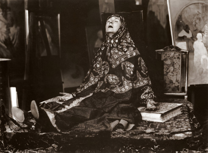 「荒野の女」（1923年）のポーズをとるマルシュカ [アルフォンス・ミュシャ, 1920年頃, 「ミュシャが愛した光と時代」展より] パブリックドメイン画像 