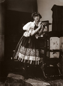 盆を捧げているモデル [アルフォンス・ミュシャ, 1911年, 「ミュシャが愛した光と時代」展より]のサムネイル画像