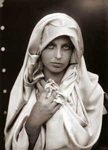 ボヘミアの女性 [アルフォンス・ミュシャ, 1912年頃, 「ミュシャが愛した光と時代」展より]のサムネイル画像