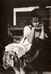 スラヴの民族衣装を付けたモデル [アルフォンス・ミュシャ, 1911年年頃, 「ミュシャが愛した光と時代」展より]のサムネイル画像