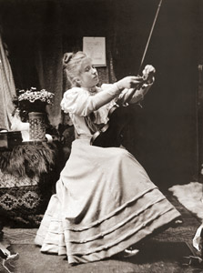 バイオリンを弾くモデル [アルフォンス・ミュシャ, 1898年頃, 「ミュシャが愛した光と時代」展より]のサムネイル画像
