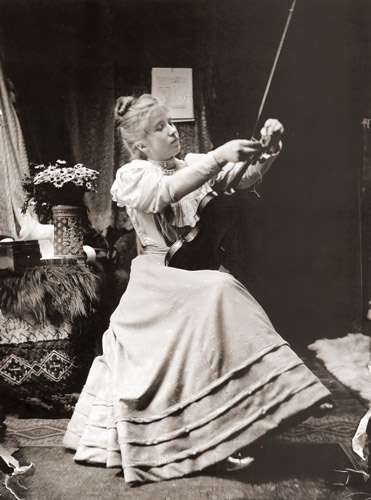 バイオリンを弾くモデル [アルフォンス・ミュシャ, 1898年頃, 「ミュシャが愛した光と時代」展より] パブリックドメイン画像 
