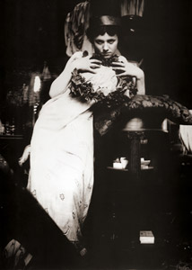 花輪をかかえ、冠をつけたモデル [アルフォンス・ミュシャ, 1900年頃, 「ミュシャが愛した光と時代」展より]のサムネイル画像