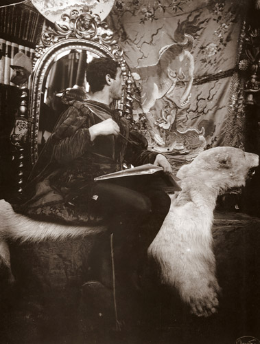 熊の毛皮の上に座る男性モデル [アルフォンス・ミュシャ, 1898年頃, 「ミュシャが愛した光と時代」展より] パブリックドメイン画像 