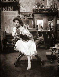 ボヘミアの民族衣装を着たモデル [アルフォンス・ミュシャ, 1898年, 「ミュシャが愛した光と時代」展より]のサムネイル画像