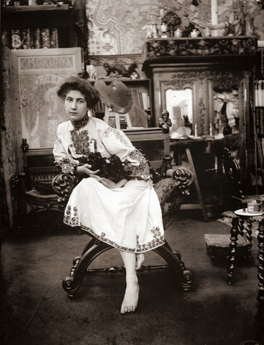ボヘミアの民族衣装を着たモデル [アルフォンス・ミュシャ, 1898年, 「ミュシャが愛した光と時代」展より] パブリックドメイン画像 
