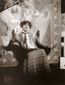 「クオ・ヴァディス」（1904-20年）の前に座っている女性 [アルフォンス・ミュシャ, 1908年頃, 「ミュシャが愛した光と時代」展より]のサムネイル画像