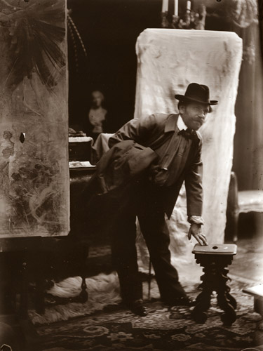 自らモデルとなるミュシャ [アルフォンス・ミュシャ, 1895年頃, 「ミュシャが愛した光と時代」展より] パブリックドメイン画像 