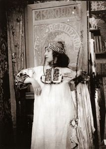 両手を胸の前に、演劇的ポーズ [アルフォンス・ミュシャ, 1898年頃, 「ミュシャが愛した光と時代」展より]のサムネイル画像