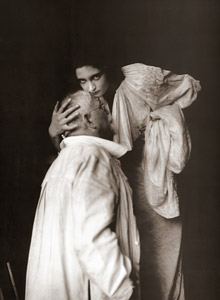 ポーズするヤロスラーヴァとミュシャ [アルフォンス・ミュシャ, 1927年, 「ミュシャが愛した光と時代」展より]のサムネイル画像