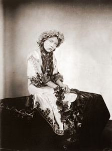 「百合の中の聖母」のためのポーズ [アルフォンス・ミュシャ, 1903年頃, 「ミュシャが愛した光と時代」展より]のサムネイル画像